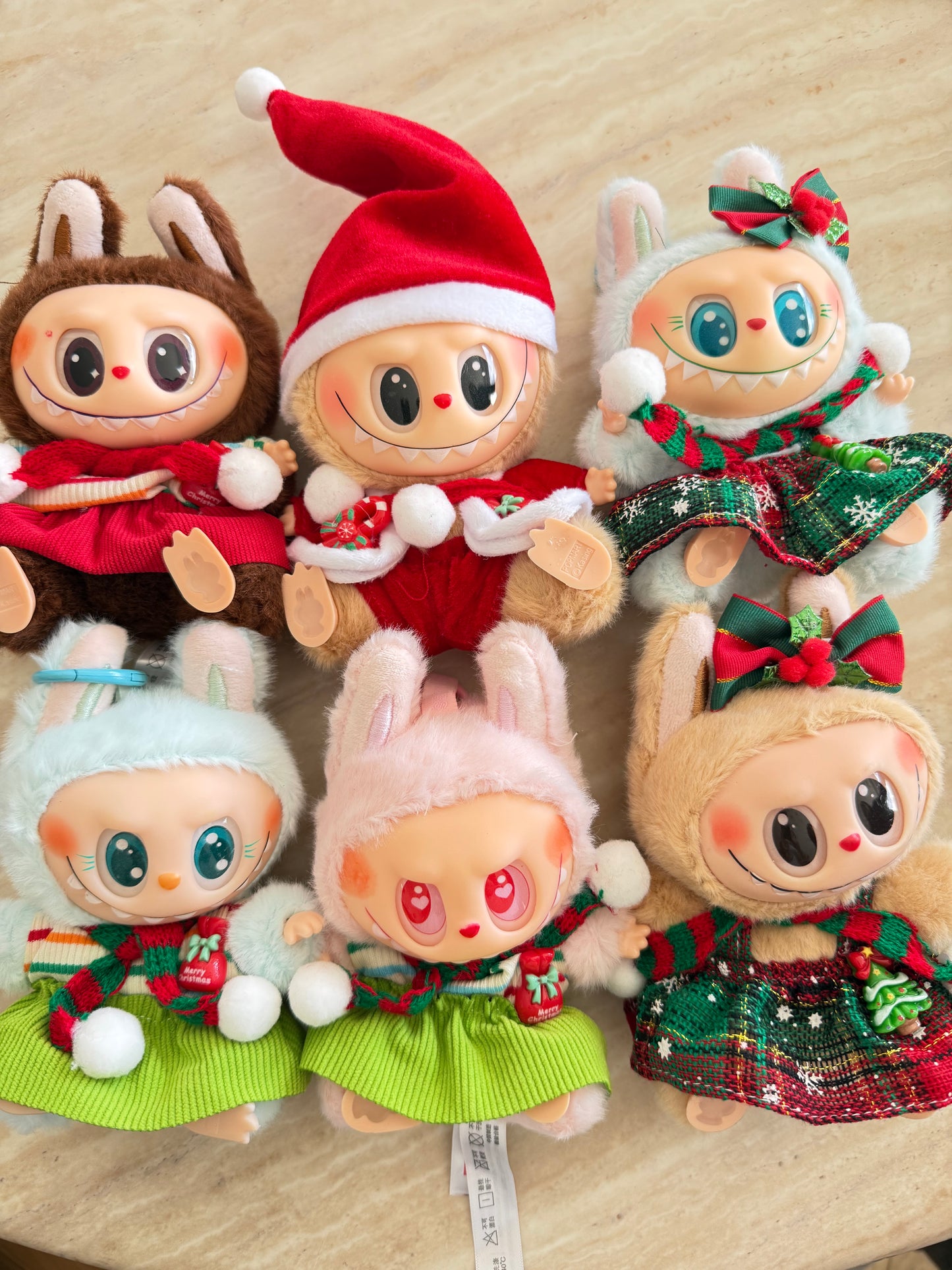 Labubu de Noël