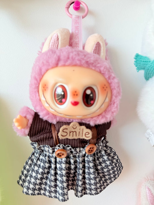 Labubu rose avec tenue