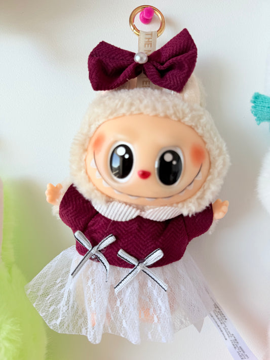 Labubu blanc avec tenue