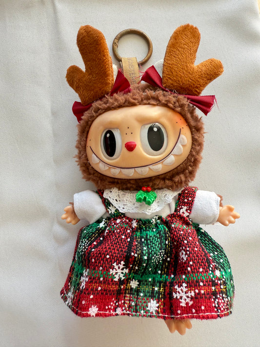 Labubu tenue de noël